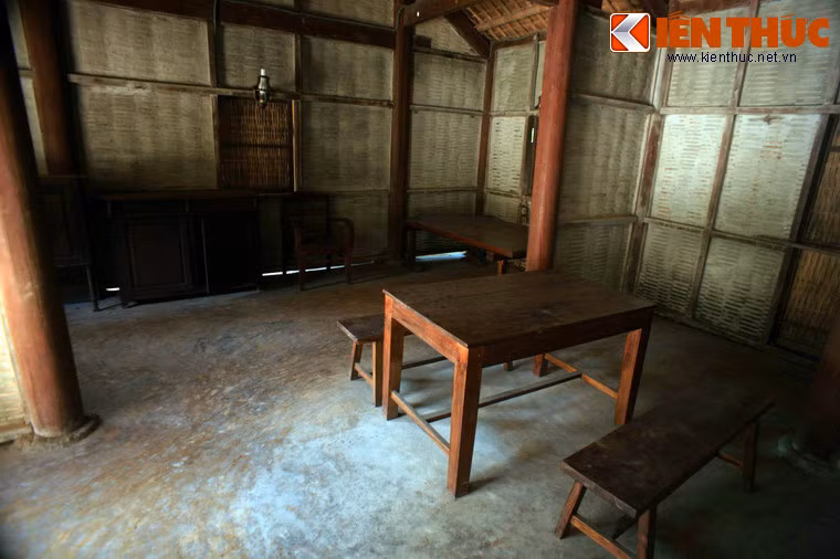 Từ năm 1997, ngôi nhà tranh của cụ đã được phục dựng và được tu sửa hàng năm. Ảnh: Bên trong ngôi nhà tranh của cụ Phan Bội Châu.