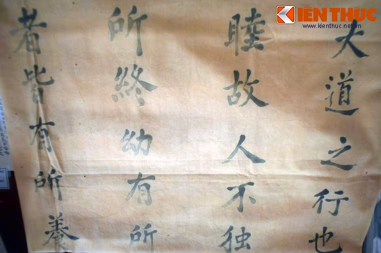 Ngày 29/10/1940, cụ Phan Bội Châu về cõi vĩnh hằng và được an táng trong vườn nhà ở Huế. Trong 15 năm cuối đời, hình ảnh Ông già Bến Ngự đã in đậm trong tình cảm, lòng người dân xứ Huế và cả nước, là tinh thần sáng ngời về tinh thần yêu nước, ý chí cách mạng để các thế hệ mai sau noi theo. Ảnh: Bút tích của cụ Phan được lưu giữ trong nhà trưng bày.