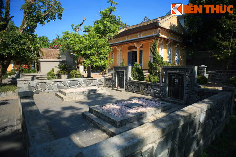 Phần mộ của ông Phan Nghi Đệ và vợ Bùi Thị Em - con trai thứ và con dâu của cụ Phan Bội Châu, nằm phía bên phải mộ phần cụ.