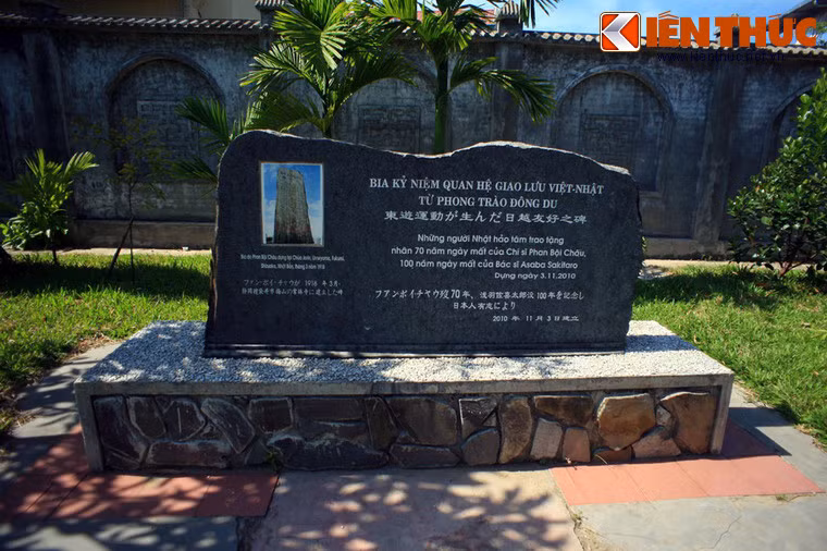 Nhân 70 năm ngày mất của chí sỹ Phan Bội Châu (1940 - 2010), những người bạn Nhật Bản đã trao tặng Khu lưu niệm một tấm bia kỷ niệm quan hệ giao lưu Việt - Nhật từ phong trào Đông Du do cụ Phan phát động đầu thế kỷ 20.