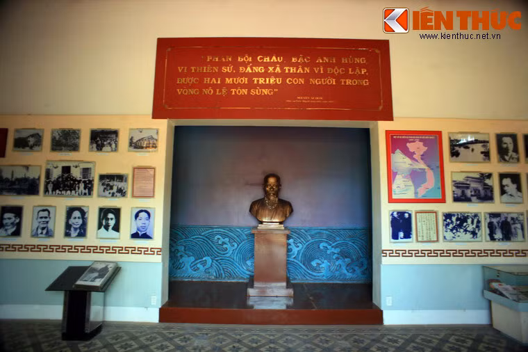 Trong giai đoạn đó, khu nhà của Ông già Bến Ngự đã trở thành nơi tập hợp những tầng lớp những thanh niên trí thức ưu tú, có ý thức tiến bộ, giác ngộ cách mạng, nhiều người sau này trở thành nòng cốt của Đảng như Nguyễn Chí Diểu, Phan Đăng Lưu, Hải Triều, Võ Nguyên Giáp... Ảnh: Tượng cụ Phan Bội Châu trong nhà trưng bày.