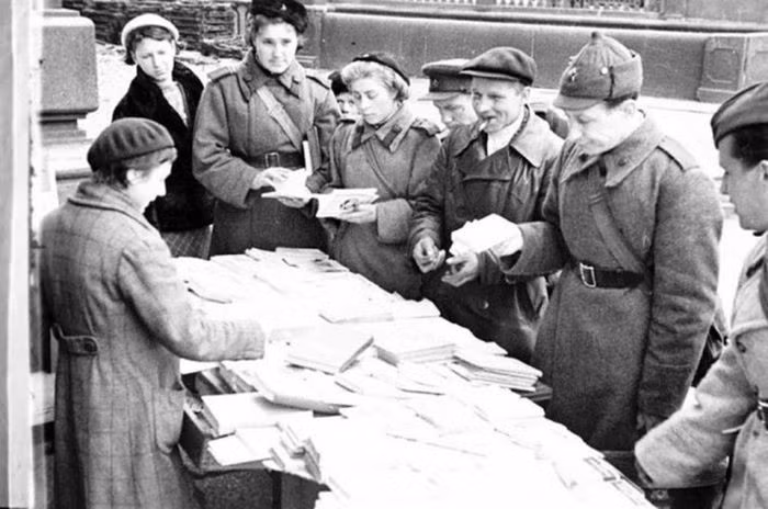 Sạp sách báo phục vụ nhân dân trên đaik lộ 25 Tháng 10. Ảnh: Englishrussia.com.