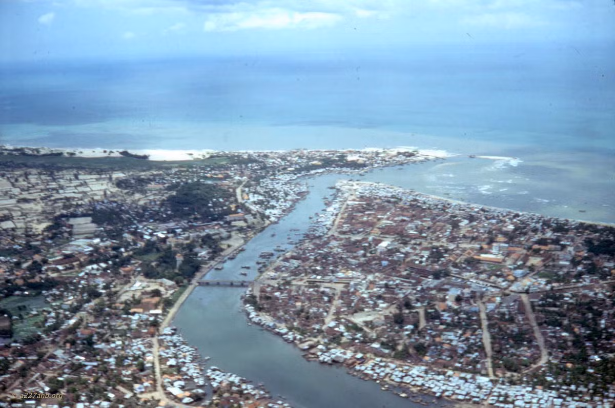 Toàn cảnh thị xã Phan Thiết năm 1967 nhìn từ máy bay trực thăng. Ảnh: A227ahb.org