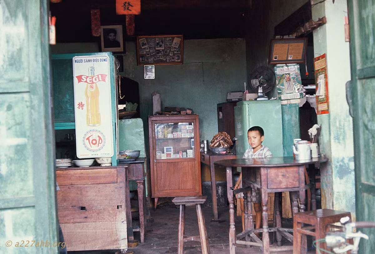 Quầy tạp hóa kiêm quán ăn nhỏ. Ảnh: A227ahb.org