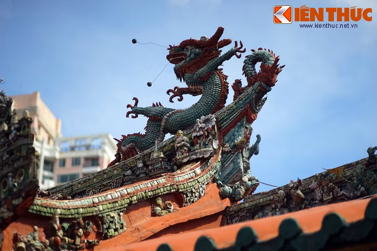 Mỗi tòa nhà có một lớp mái riêng được lợp ngói ống, diềm mái là hàng ngói men xanh. Trên mái có các mãng tượng trang trí rất công phu.