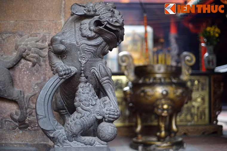 Ngoài bốn cột, hội quán còn sở hữu nhiều tác phẩm chạm khắc đá nghệ thuật có giá trị khác như cặp phù điêu long mã và tượng kỳ lân chầu bên cửa...