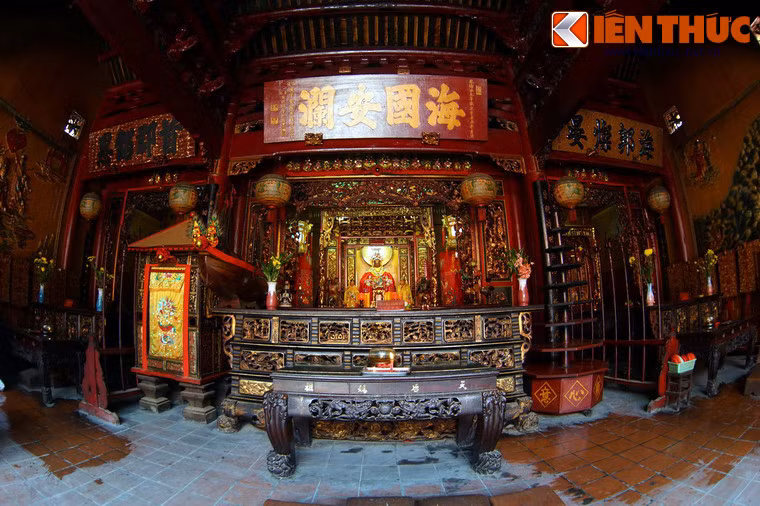 Chính điện có ba gian thờ.