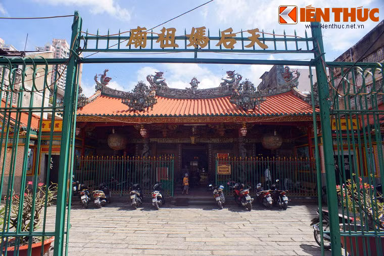 Hội quán do những người Hoa gốc phủ Chương Châu, tỉnh Phúc Kiến xây dựng làm nơi hội họp, sinh hoạt tín ngưỡng. Cho đến nay chưa tìm thấy tư liệu nào cho biết đích xác thời điểm xây dựng hội quán này, nhưng theo các nhà nghiên cứu, công trình được xây từ đầu thế kỷ 18 trở về trước.