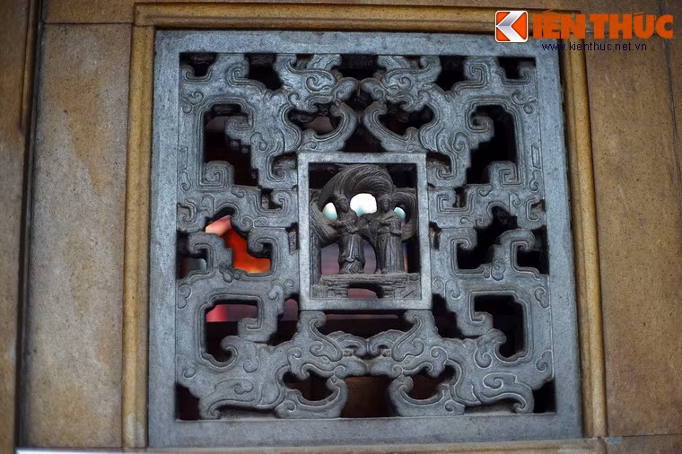 Hay các ô cửa bằng đá ở mặt tiền.