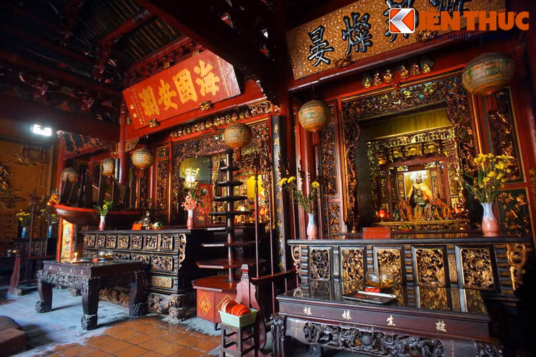 Phối tự hai bên là Chúa Sanh nương nương và Phước Đức chính thần (ông Bổn).