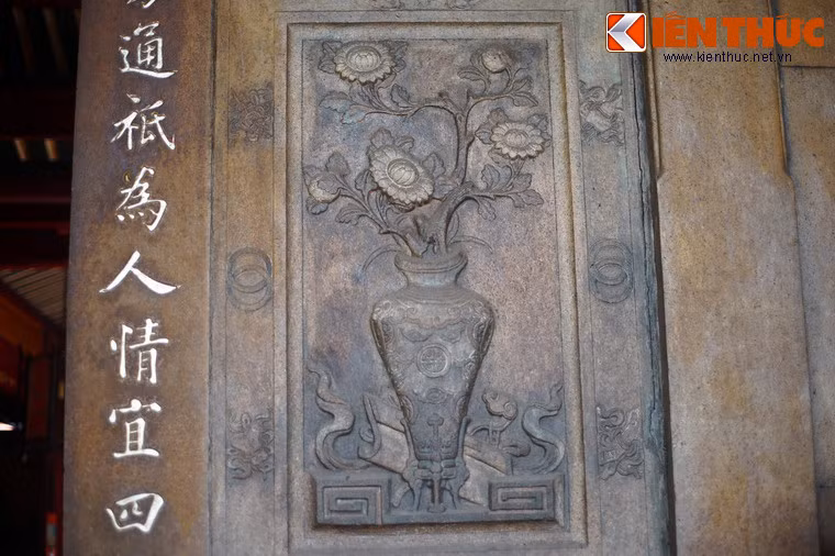 Các bình hoa sen, hoa mẫu đơn khắc nổi hai bên cửa...
