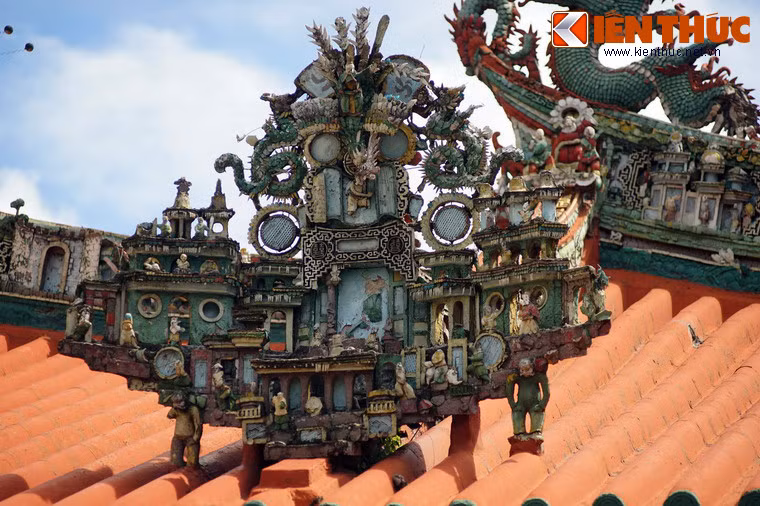 Mái tiền điện được trang trí cầu kỳ hơn cả với các tượng rồng, phượng, binh tướng, mô hình tòa thành, nhà cửa... rất sinh động.