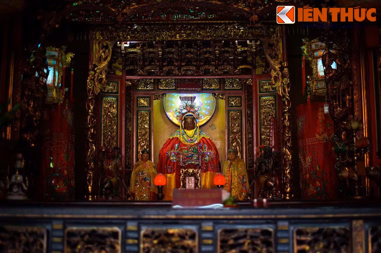 Gian giữa thờ Thiên Hậu Thánh Mẫu, vị thần được thờ chính ở hội quán.