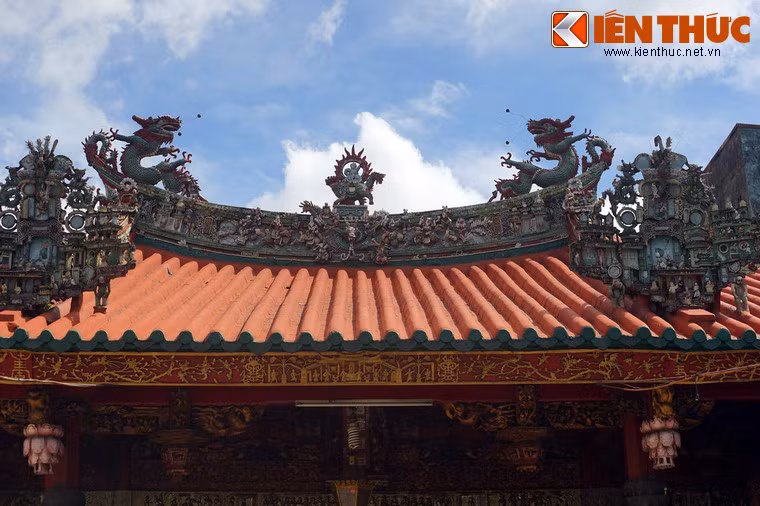 Kỹ thuật tạo dáng mái và trang trí hội quán Hà Chương mang nét đặc trưng của nhóm người Hoa Phúc Kiến với các đỉnh mái võng xuống còn các đầu đao, đầu đỉnh mái thì cong vút tạo cho hội quán có dáng một con thuyền.