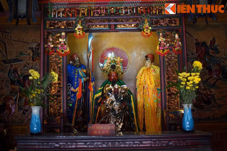 Tả điện và hữu điện thờ Bồ Tát Quan Âm và nhiều vị thần khác nhau, trong đó có nhiều hình tượng quen thuộc với người Việt qua văn học cổ Trung Hoa như Quan Công (Quan Thánh Đế Quân).