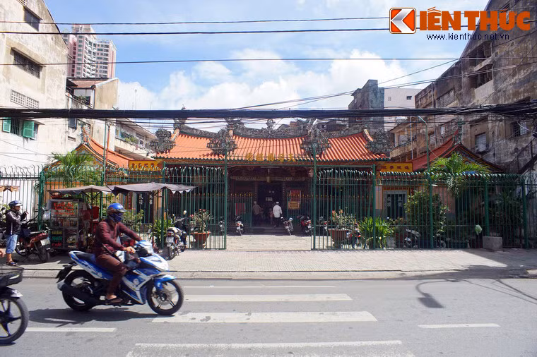 Tọa lạc tại số 802 Nguyễn Trãi, quận 5, TP HCM, hội quán Hà Chương còn có tên là Hội quán Chương Châu, chùa Ông Hược hoặc chùa Bà Hà Chương là một trong những hội quán có kiến trúc độc đáo nhất vùng Chợ Lớn xưa.