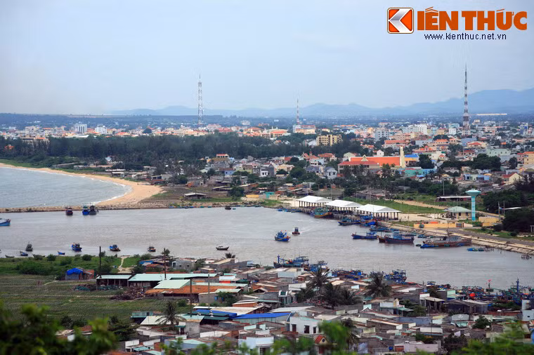 Khung cảnh thành phố Phan Thiết nhìn từ Lầu Ông Hoàng.