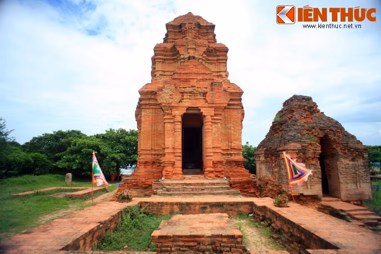 Cũng nằm trên đồi Bà Nài, cách Lầu Ông Hoàng không xa là tháp Po Sah Inư, một nhóm di tích đền tháp Chăm còn sót lại của Vương quốc Chăm Pa xưa.