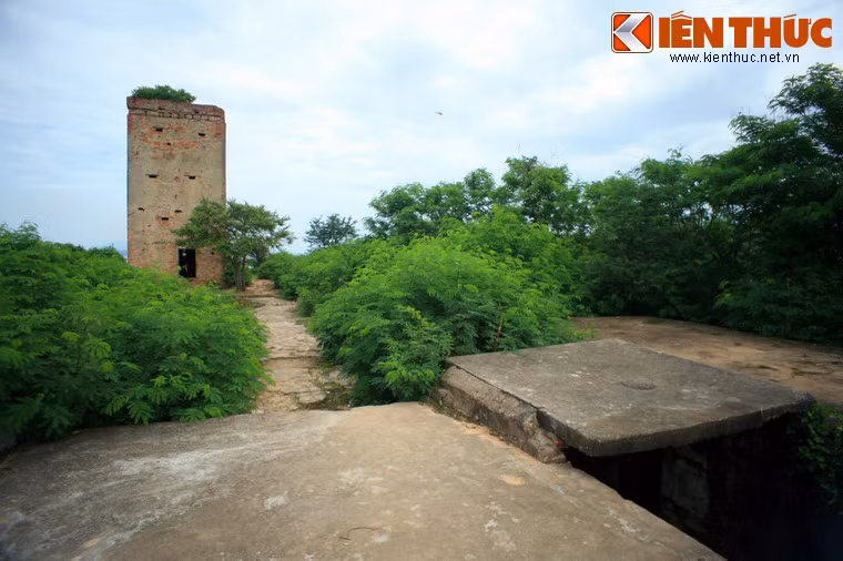 Nằm trên đỉnh đồi Bà Nài, thuộc địa phận phường Phú Hài, TP Phan Thiết, tỉnh Bình Thuận, Lầu Ông Hoàng là một địa điểm lịch sử nổi tiếng gắn với chuyện tình của nhà thơ Hàn Mặc Tử và cuộc kháng chiến chống Pháp của nhân dân Việt Nam.