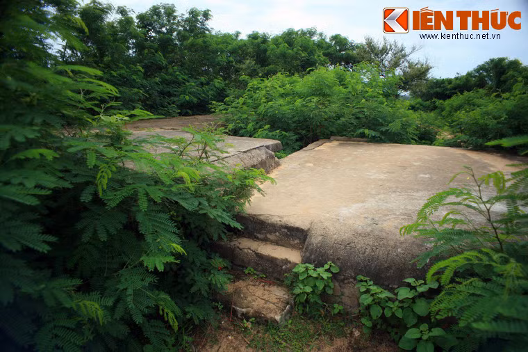 Nhà thơ Hàn Mạc Tử đã có nhiều bài thơ nói về Lầu Ông Hoàng, nổi tiếng nhất là bài "Phan Thiết Phan Thiết" với những vần thơ lạ kỳ, ý thơ thống thiết.