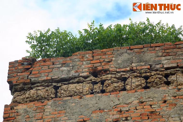 Lầu Ông Hoàng cũng là một địa danh gắn với tên tuổi nhà thơ Hàn Mạc Tử (1912 - 1940) bởi đây từng là nơi hẹn hò và ngắm trăng của nhà thơ với người tình Mộng Cầm.