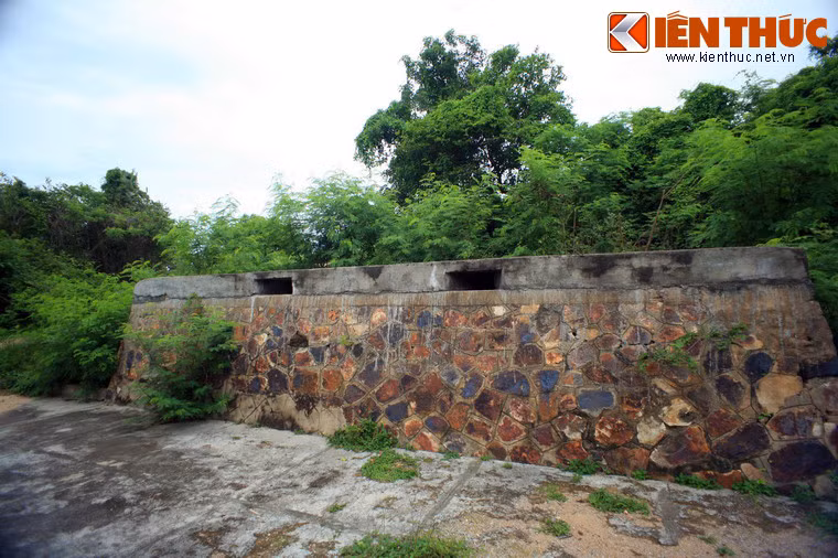 Sau khi quay trở lại xâm lược Việt Nam năm 1945, quân Pháp đã xây dựng một hệ thống đồn bốt với nhiều lô cốt quanh Lầu Ông Hoàng để canh giữ toàn vùng Phan Thiết. Từ đó khu vực Lầu Ông Hoàng trở thành nơi diễn ra nhiều trận đánh ác liệt...