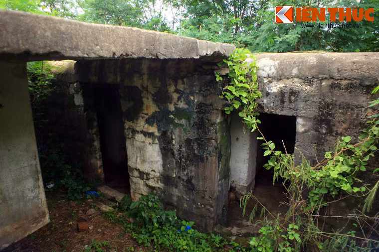 Ngày nay, những gì còn lại của Lầu Ông Hoàng xưa kia chỉ là các phế tích bị cây cỏ dại bao phủ của hệ thống đồn bốt Pháp cũ.