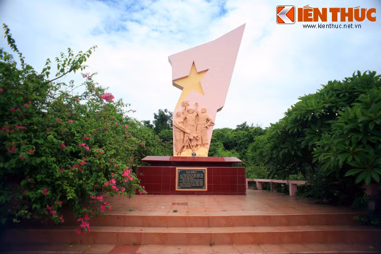 Một tượng đài chiến thắng đã được dựng trong khu di tích để ghi nhớ trận đánh ngày 14/6/1947, Đại đội Hoàng Hoa Thám, Trung đoàn 82 Bình Thuận cải trang tập kích tiêu diệt hoàn toàn cứ điểm Lầu Ông Hoàng của quân Pháp.