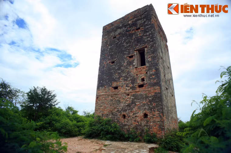 Khi xây xong, biệt thự được xem là công trình hiện đại nhất Bình Thuận lúc bấy giờ. Tên gọi Lầu Ông Hoàng xuất phát từ cách gọi dân dã của người dân về sự sang trọng của vị quý tộc Pháp cư ngụ ở đây.