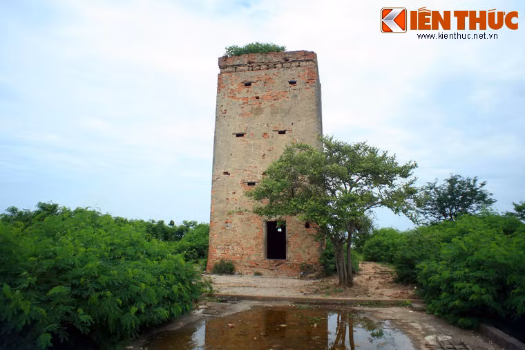 Lịch sử của Lầu Ông Hoàng bắt đầu vào năm 1911, khi Công tước De Montpensier qua Việt Nam du lịch và săn bắn. Nhận thấy phong cảnh tại Phan Thiết rất hữu tình, nên ông đã mua lại mảnh đất rộng 536m2 trên đồi Bà Nà để xây biệt thự.