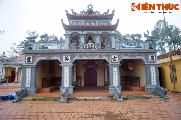 Lê Tương Dực vốn là một ông vua tài giỏi nhưng hoang dâm và ăn chơi vô độ. Tuy trọng dụng Đề Lĩnh nhưng trong lòng vua luôn cảm thấy bất an, sợ Đề Lĩnh làm phản. Không thể vô cớ giết chết, vua đã đẩy Đề Lĩnh đi canh giữ vùng cửa biển Sầm Sơn, khi ấy còn hoang vu, dân cư thưa thớt, nhiều đảng cướp cư trú.