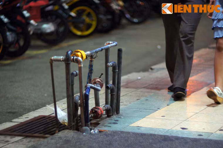 Các đường ống nước "lộ thiên" trên vỉa hè như thế này xuất hiện khá nhiều ngay tại khu mua sắm ở trung tâm.