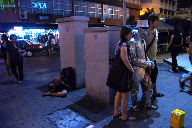 Một góc vỉa hè sinh động ở khu mua sắm trung tâm Kuala Lumpur.