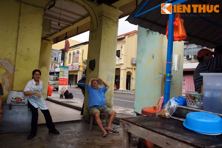 Nhiều sinh hoạt đời thường của người dân Kuala Lumpur diễn ra ngay trên vỉa hè.