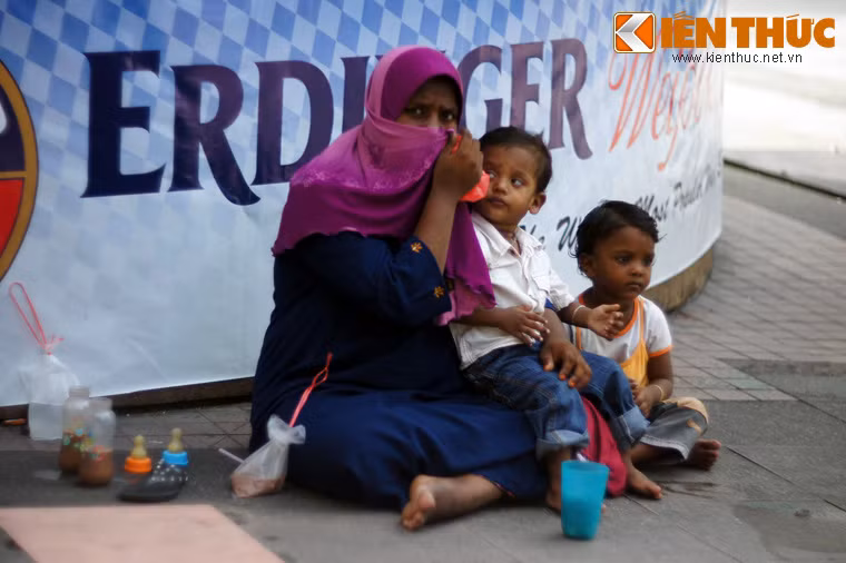 Người ăn xin, vô gia cư xuất hiện rất nhiều trên vỉa hè quanh các trung tâm thương mại.