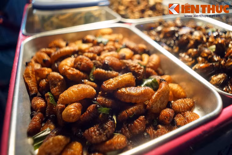 Duông dừa là đặc sản nổi tiếng Nam Bộ, thường được người Việt chấm mắm ăn sống, cũng được người Thái chiên giòn với hành lá.