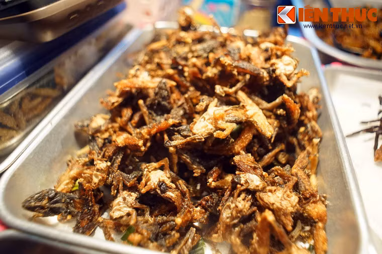 Món duy nhất không phải côn trùng xuất hiện tại các quầy hàng này là nhái chiên.