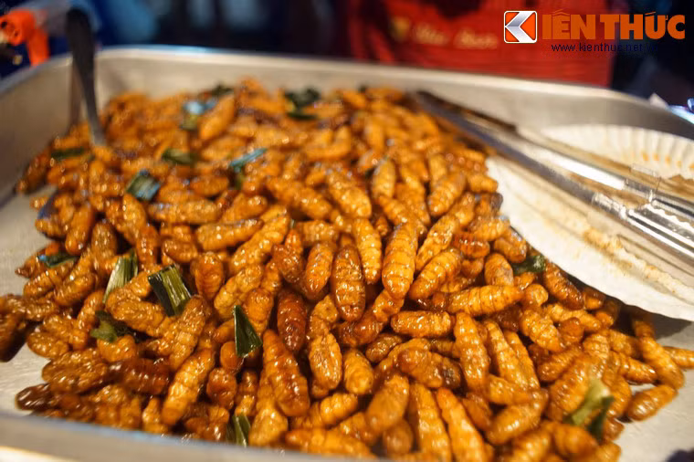 Nhộng tằm chiên là món ăn rất quen thuộc với người Việt nhưng vẫn bị coi là món "quái gở" trong cái nhìn của du khách phương Tây.