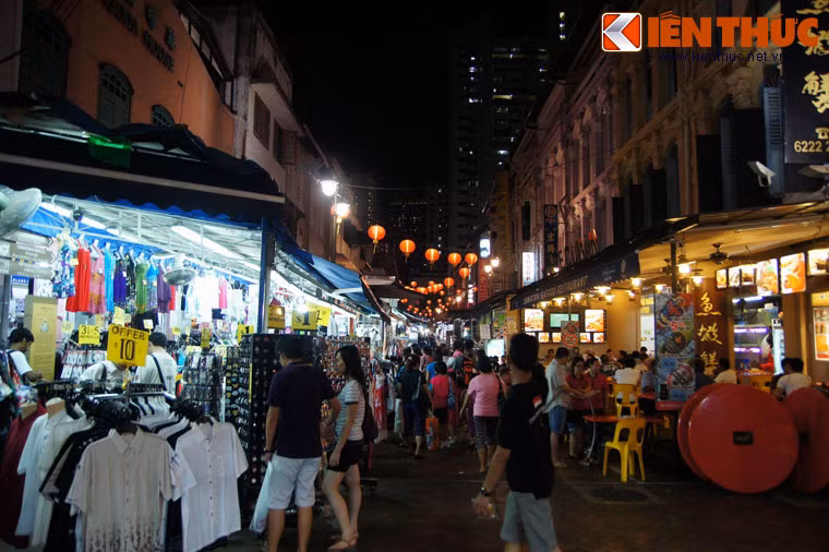 Nhân chiến dịch dành lại vỉa hè và quy hoạch phố hàng rong ở Việt Nam đang nóng dư luận, Kiến Thức giới thiệu loạt bài trải nghiệm thực tế một số khu " phố hàng rong" nổi tiếng khu vực. Trong bài này, mời độc giả đến với phố Trengganu, khu phố hàng rong cổ xưa nhất của Singapore.