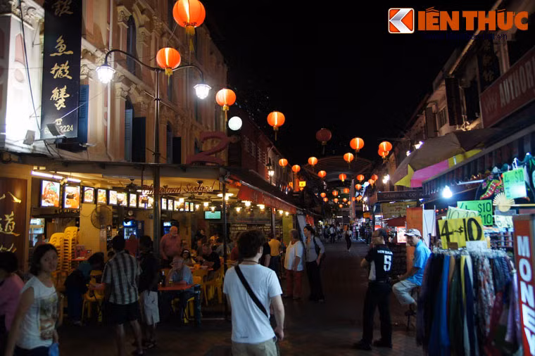 Bên cạnh đó là các gian hàng bán quần áo, các loại hàng tiêu dùng, quán ăn, quán giải khát.