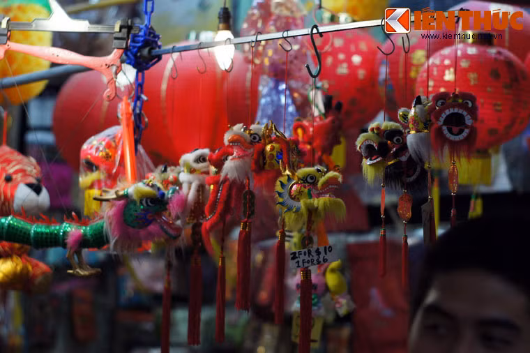 Một số mặt hàng được niêm yết giá, số còn lại thì không, và du khách có thể trả giá với người bán hàng.