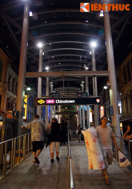 Điểm đáng chú ý khác của phố Trengganu là con phố này được kết nối với ga tàu điện ngầm Chinatown nằm trên phố Pagoda, cũng là một phần mở rộng của khu bố đi bộ.