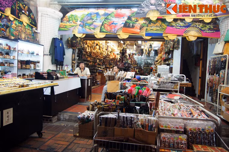 Các quầy hàng rong đã trở thành một nguồn sống chính cho phố Trengganu từ cách đây một thế kỷ. Theo thống kê, vào năm 1968, có 1.200 gian hàng bán rong hoạt động hàng ngày tại khu vực trung tâm Phố Tàu, hầu hết trong số đó tập trung ở phố Trengganu và một số phố tiếp giáp.