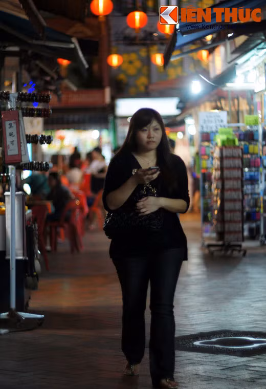 Nhìn chung, các quầy hàng ở nơi đây được bố trí khá quy củ, ngăn nắp, người bán hàng thân thiện và lịch sự, việc giữ gìn vệ sinh được tuân thủ nghiêm ngặt nên trên phố hầu như không có rác.