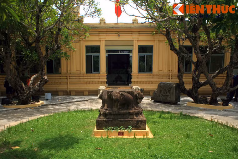 Bảo tàng được Trường Viễn Đông Bác cổ cho xây từ năm 1915-1916 nhằm đáp ứng nhu cầu trưng bày các hiện vật Chăm được người Pháp khai quật từ cuối thế kỷ 19. Đến năm 1919 công trình khánh thành với 160 cổ vật điêu khắc. Trong hai thập niên sau đó, bào tàng liên tục được mở động và thu nhận thêm nhiều hiện vật mới.