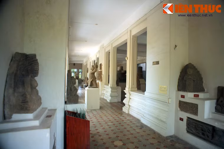 Trong giai đoạn 1954-1975 nhờ sự vận động của Viện Bảo tàng Guimet bên Pháp, bảo tàng được canh giữ cẩn thận, luôn có lính canh gác thường trực nên không bị thiệt hại gì trong chiến tranh.