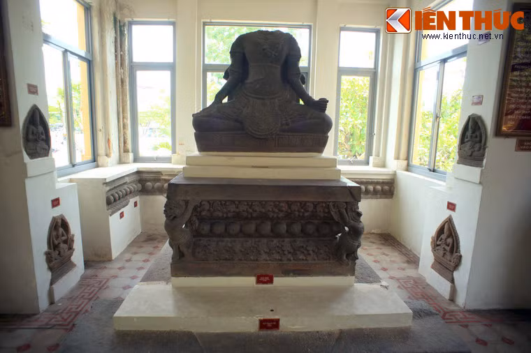 Năm 1946 khi chiến tranh Đông Dương lan rộng, Bảo tàng Chăm đã bị cướp phá khiến nhiều cổ vật thất lạc. Đến năm 1948 hơn 150 hiện vật được thu hồi, có thứ lưu lạc sang tận bên Lào.