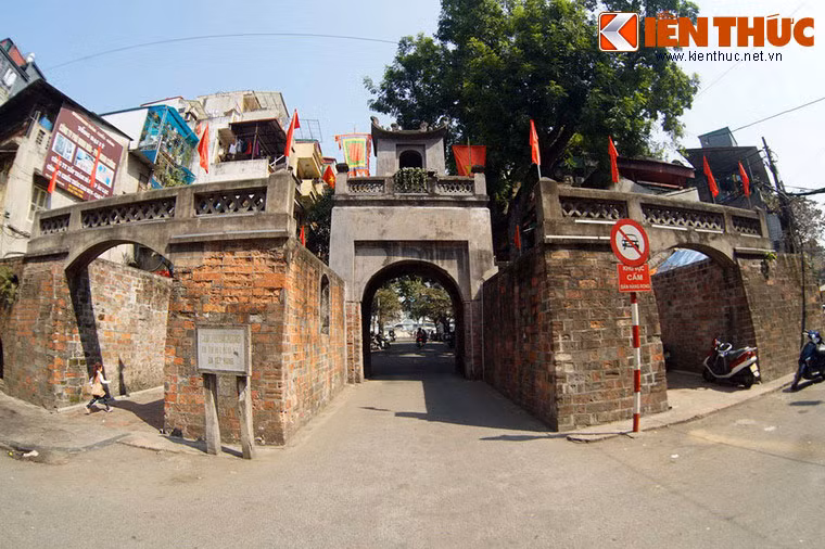 Nằm ở địa phận phường Đồng Xuân, quận Hoàn Kiếm, Hà Nội, Ô Quan Chưởng được xây dựng vào năm 1749, là cửa ô duy nhất còn lại của kinh thành Thăng Long xưa. Công trình trăm tuổi này "choán" một phần diện tích vỉa hè và lòng đường của phố Hàng Chiếu.