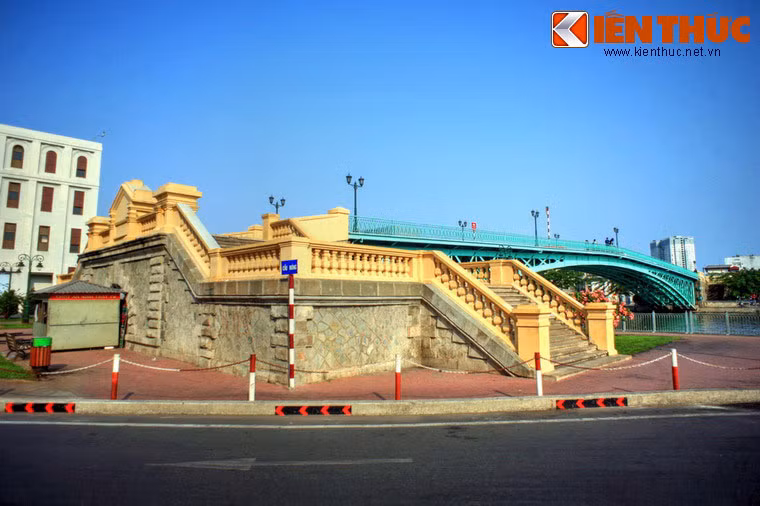 Bắc qua kênh Bến Nghé, nối liền giữa Quận 1 và Quận 4, cầu Mống ở Sài Gòn là cây cầu cổ do Công ty xây dựng Levallois Perret (tức Eiffel cũ) xây cất vào năm 1893 - 1894. Ngày nay, hai đầu cầu chiếm gần hết bề rộng vỉa hè đường Võ Văn Kiệt và Bến Vân Đồn.