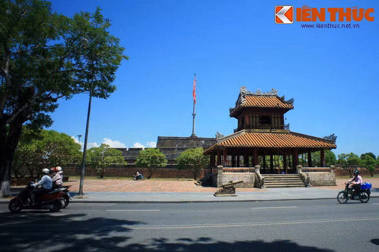 Phu Văn Lâu nằm trên vỉa hè đường Lê Duẩn ở Huế được xây dựng vào năm 1819 dưới thời vua Gia Long, dùng làm nơi niêm yết những chỉ dụ quan trọng của nhà vua và triều đình, hoặc kết quả các kỳ thi do triều đình tổ chức. Đây cũng là một biểu tượng của kinh thành Huế.